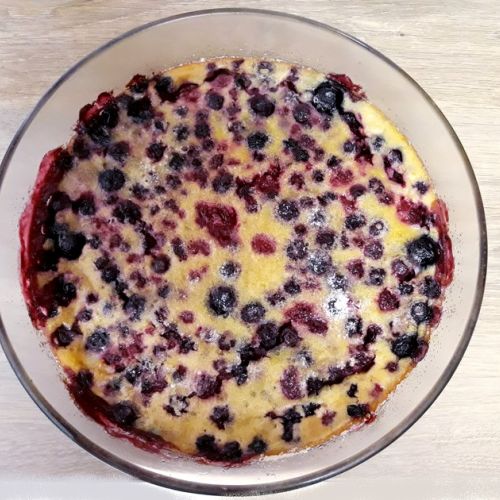 Clafoutis de almendras y frutos rojos: una receta ligera