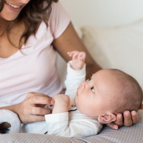 ¿Cómo dormir bien y amamantar al bebé con la almohada de lactancia?
