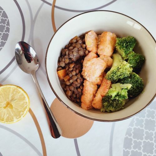 El bol de lentejas verdes y salmón medio cocido: una receta equilibrada.