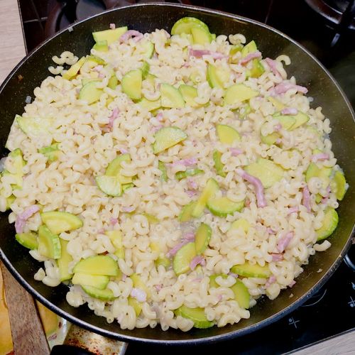 El risotto de pasta de codo con calabacín: una receta fácil.