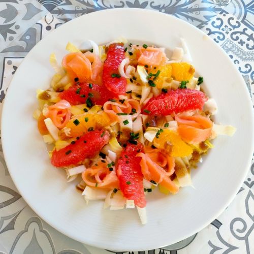 Ensalada de escarola con pomelo y salmón ahumado: una receta fácil