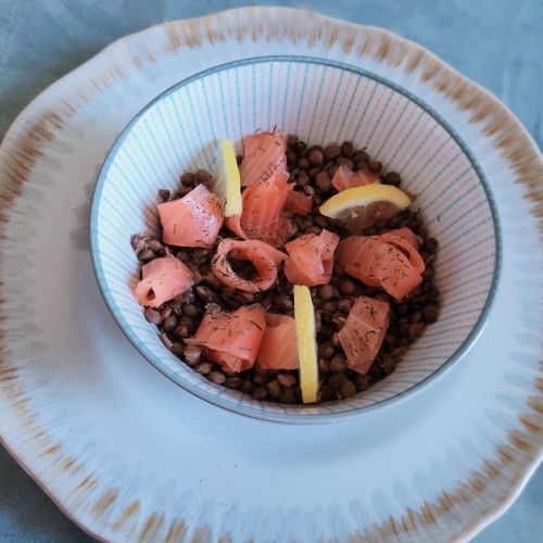 Ensalada de lentejas con salmón ahumado: una receta sencilla