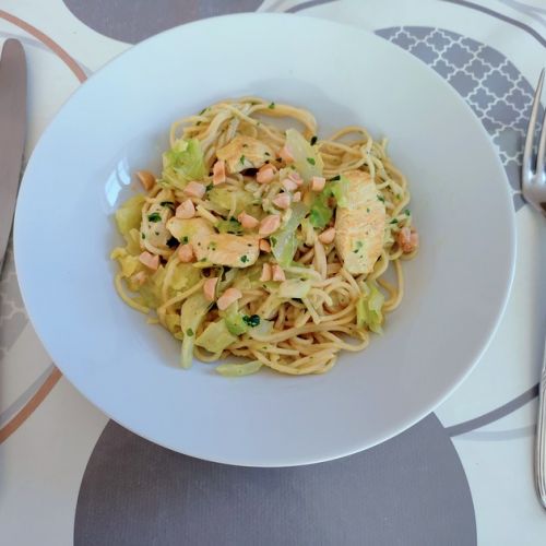 Fideos chinos con pollo y col: una receta exótica