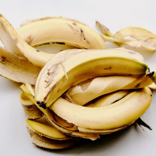 Hacer abono natural con piel de plátano.