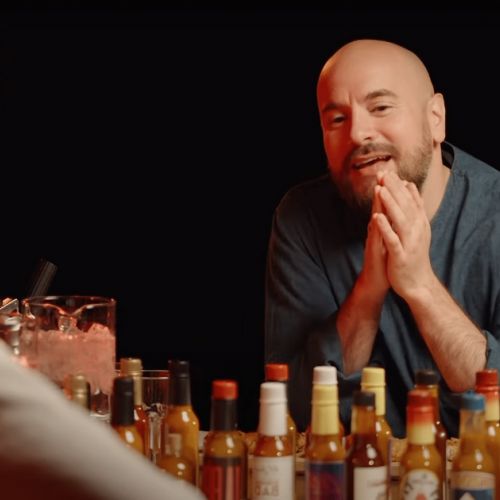 Hot Ones: un programa de entrevistas picante