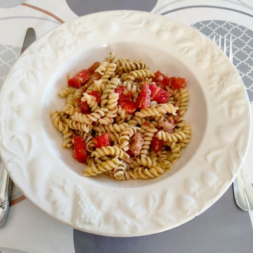 La ensalada de pasta al pesto y atún: una receta fácil.