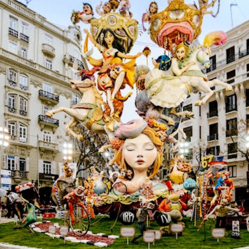 Las Fallas de Valencia en España: una gran fiesta popular.