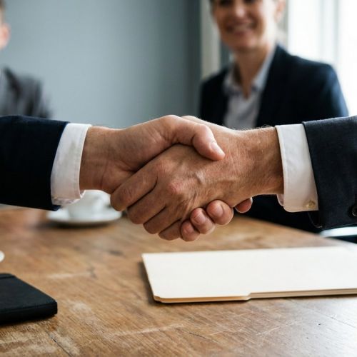 Negociación efectiva: las señales no verbales de apertura y honestidad que te hacen creíble.