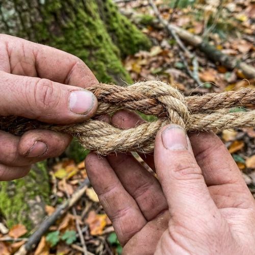 Nudos de supervivencia: dominar el nudo plano, el ocho retejido y el nudo de escucha gesto a gesto.