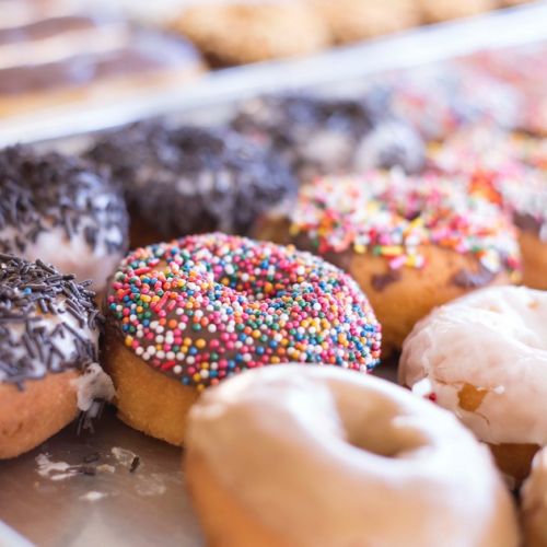 Prohibir la publicidad de la comida basura reduce el riesgo de obesidad