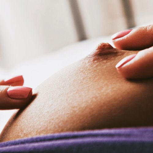 Retirar sus implantes mamarios sin reemplazarlos: la tendencia 