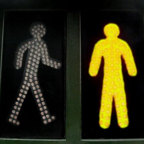 Seguridad vial: un nuevo semáforo amarillo para peatones.