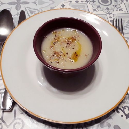 Sopa de alcachofas con aceite de trufa: una receta festiva