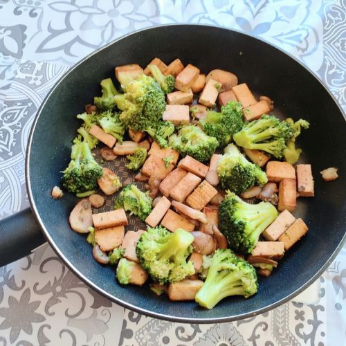 Tofu frito con brócoli: una receta vegetariana
