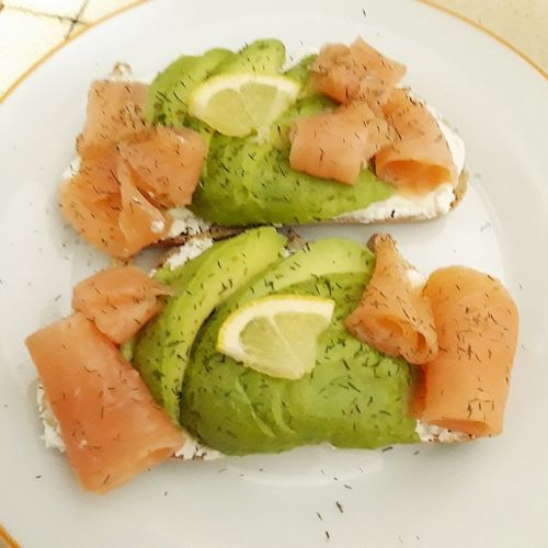 Tostada de aguacate con salmón: una receta fácil