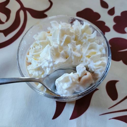 Vasito festivo de vacherin helado de castaña y pera.