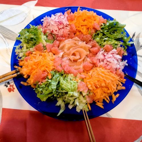 Yusheng o Prosperity Toss: la ensalada de la suerte del Año Nuevo chino